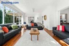 The Spacious & Elegant Vacation Haven - Glenside - Image 1