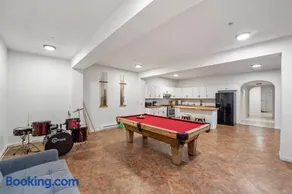 Mountain View Luxury Estate with Pool in West Hills - Image 3