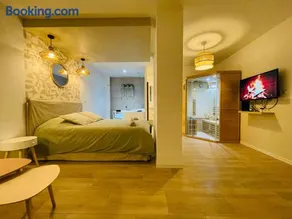Suite Émeraude - Romance avec Spa Privé - 402 - Image 2