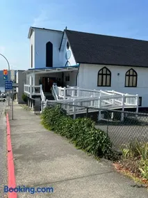 Char's Landing Hostel - Image 2