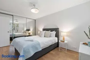 Neutral Bay Escape with Pool Parking and Views - Image 4