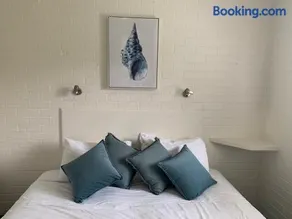 Sunny, 2-bedroom apartment with pool, 200m from Caseys beach - Image 2