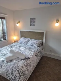 Charming Condo - Pool, Minutes to Beach - Image 4