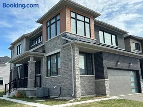 Beautiful 4BR Niagara Falls Getaway Sleeps 7 Free Parking Fast WiFi Family & Group Friendly - Image 1