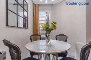 Chic Central Madrid Apartment with Light - Image 3