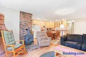 Dog-friendly home in great locale close to the ocean with yard, streaming, W/D - Image 4