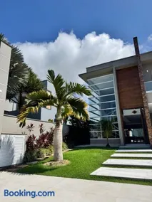 Casa de Luxo com Enxoval Completo, 4 Quartos, Área Gourmet, Piscina, Academia, Quadra Particular, Lago e Vista Privilegiada - Image 4