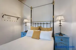 Valletta Townhouse Suite with a Maltese Balcony - Image 3