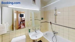 Cozy Apartment with Balcony in Zurich - Image 4
