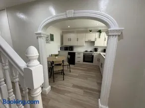 Entire home, perfect for staying with friends and family - Image 4