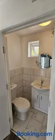 Birdsong Studio & Quiet Garden Flat with Ensuite - Image 3
