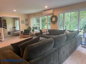Creek side getaway, kayaks, hot tub and fire pit - Image 3