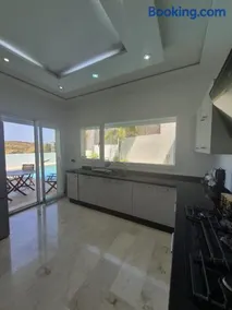 Exclusive luxury villa private pool avec trois chambres deux salons and garden vu sur mer mnar - Image 2