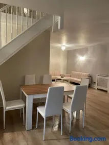 The Harlington Garden House 5BR with Large Garden - Image 4