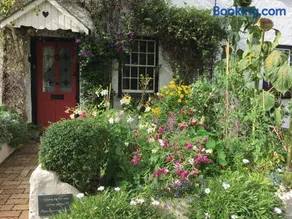 Boutique Cottage with Walk-in Rain Shower & Parking - Image 2