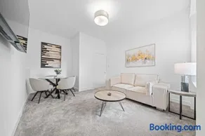 Spacious 2 Bed Apartment - Perfect for Long or Short Stays - Sleeps 4 - Free On Street Parking - Image 2