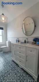 Hampton Retreat with heated pool - Image 4