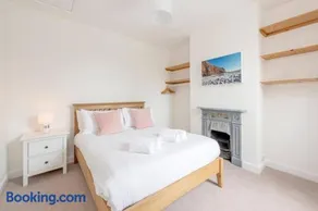 Spacious House - 2 Double Rooms - Street Parking - Garden - Image 2