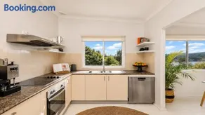 Sunny Bayside Cottage - Walk To Bay and Beach - Image 3