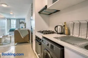 Sleek and modern apartment - Image 4
