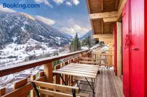 Chalet Opalpin Lodge & Spa, vue montagne et jacuzzi - Image 3