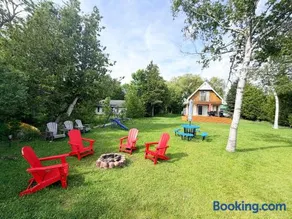 Cozy Lakefront Cottage - Canoeing, Fishing, Swimming & Firepit - Image 1