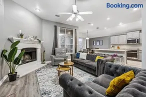 Spacious 4BR W Game Room Loft AT&T Stadium & Lake - Image 1