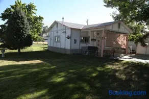 Updated Cottage 3 Bedroom Home With Game Room - Image 3