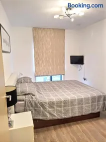 New Central Woking 1 and 2 Bedroom Apartments with Free Gym, close to Train Station - Image 4