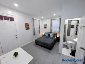 Newly Renovated 2B 2BA apt! mins to PATH & NY! - Image 2