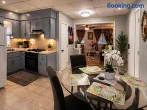 Fall River Stay Urban Haven Suites Cozy 3BR - Image 3