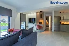 Seascape Luxury Apartment - Image 2