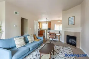 Family friendly 3 story townhouse with workspace - Image 1