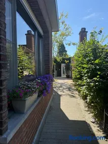 Cozy Garden Studio with Private Entrance - Image 1