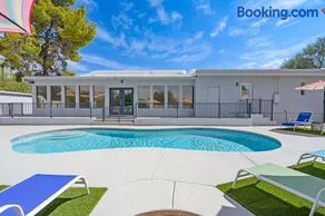 5Bed • 5Bath Foothills Retreat • Pool • Guesthouse - Image 1