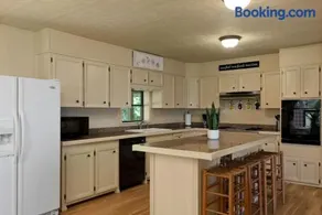 Sunrise Mountain Retreat-Fall Vacation with Hot Tub - Image 3