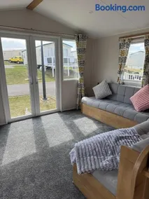 Well equipped beach caravan - Image 3