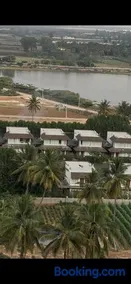 Runway & Lake Views! Luxury StudioApt Near Airport - Image 3
