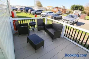 Sleeps6-FamilyFriendly-CamberSands-5MinToBeach - Image 5
