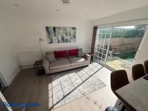 Spacious 4 Bed Canterbury Home Free Parking & Garden - Image 4