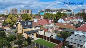 Modern 5 Bed Home by Wembley Stadium Sleeps 11 and Free Parking - Image 1