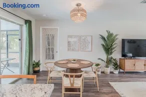 Boho retreat w pool & beach access - Image 5