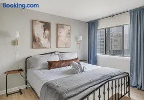 Cozy Oasis Sleeps 7 King Bed Prime Location - Image 2