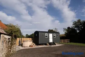 Barfield Shepherds Hut - Image 3