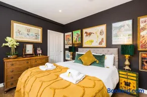 Queens Head Apartments Kingsholm inc parking - Image 2