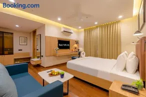 Saltstayz Premier - Noida Sector 15 - Image 1