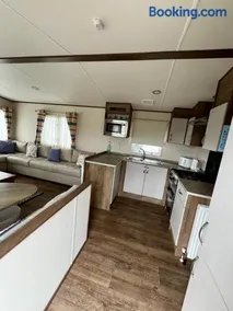 166 unity beach central location sleeps 8 pet friendly caravan - Image 4