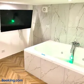 Gold suite19 - Image 4