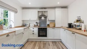 Cotswolds 2-bed cottage with garden, parking, central location - Image 4