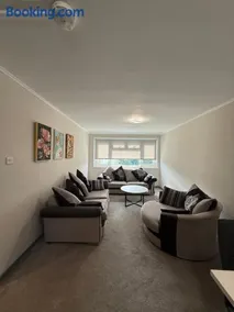 Beautiful Spacious Flat - Image 5